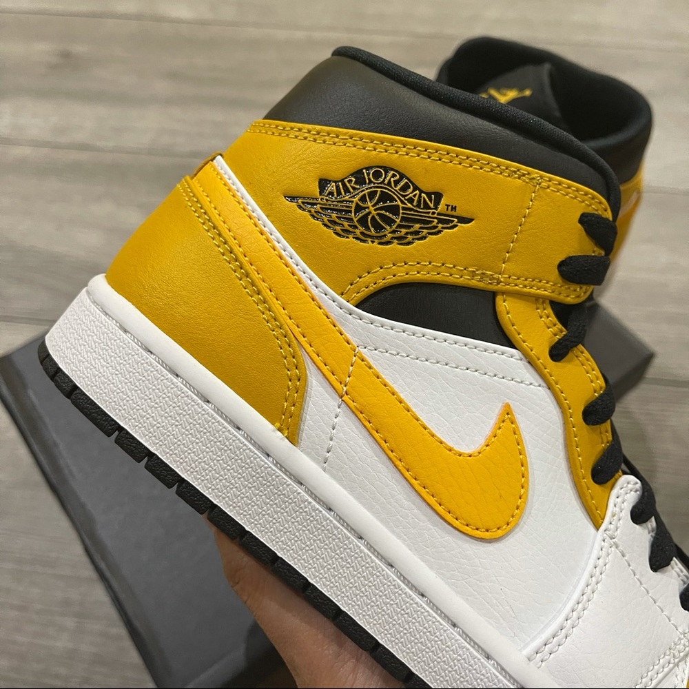 💛🤍Air Jordan 1 Mid University Gold Men's🤍💛 - Picture 2 of 9
